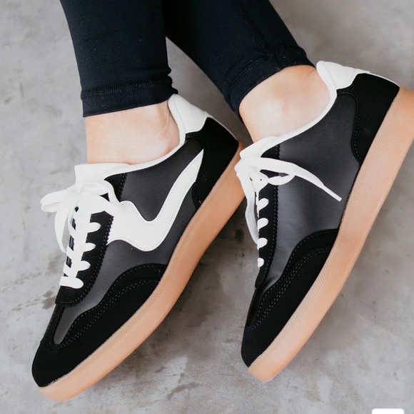 La Sheelah Modern White Stripe Detail Sneaker Size 9 Black Lace Up Round Toe - Picture 2 of 12